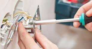 Técnico trabajando en instalación eléctrica